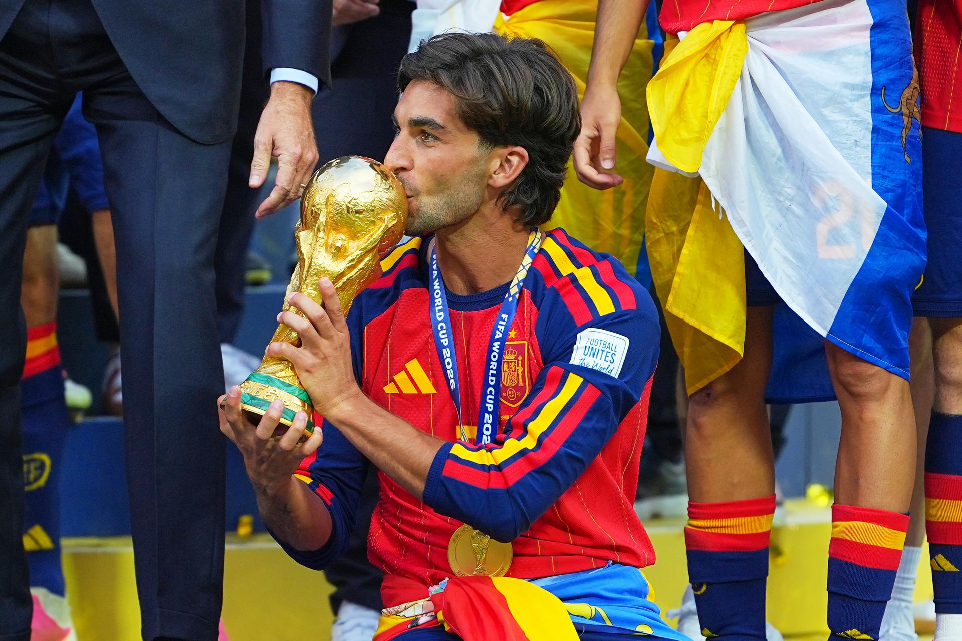 Ferran Torres po zisku titulu majstra sveta. Zdroj: SITA/AP