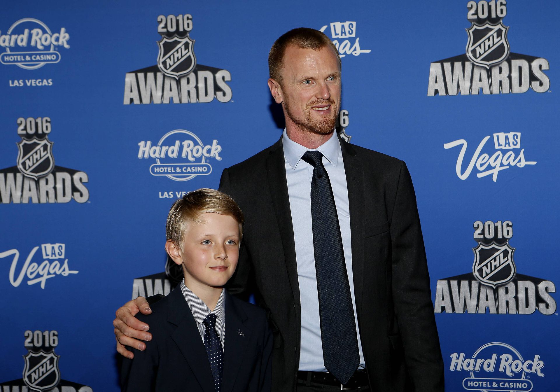 Henrik Sedin so synom na archívnej fotke z roku 2016. Zdroj: imago