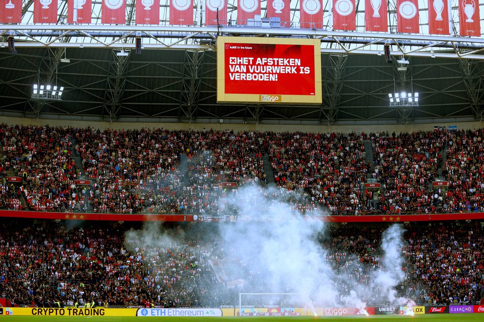 Ajax je v plameňoch. Riaditeľ klubu dostal výpoveď, fanúšikovia to nevydržali