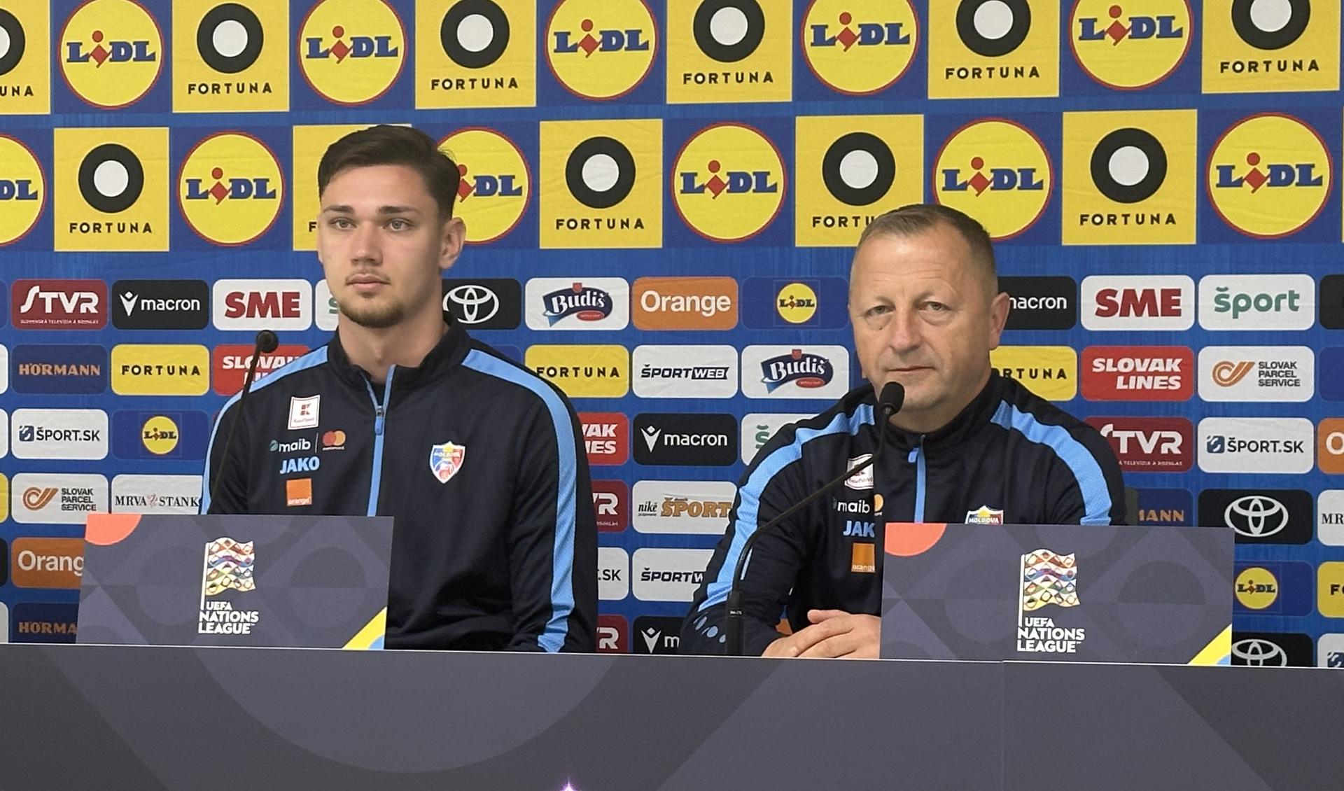 Tréner Moldavska Lilian Popescu (vpravo) a obranca Iurie Iovu. Zdroj: ŠPORT.sk