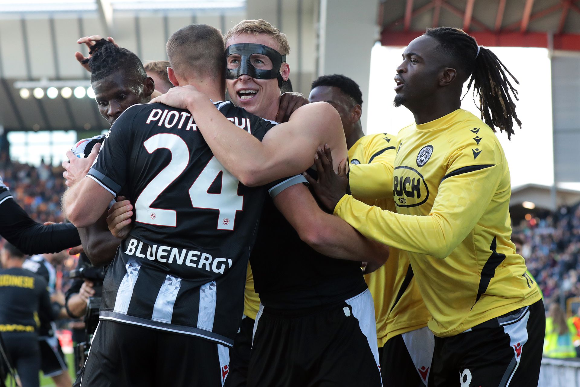 Poľský útočník Udinese, Adam Buksa, sa teší z gólu v zápase proti Lecce
Zdroj: SITA/AP