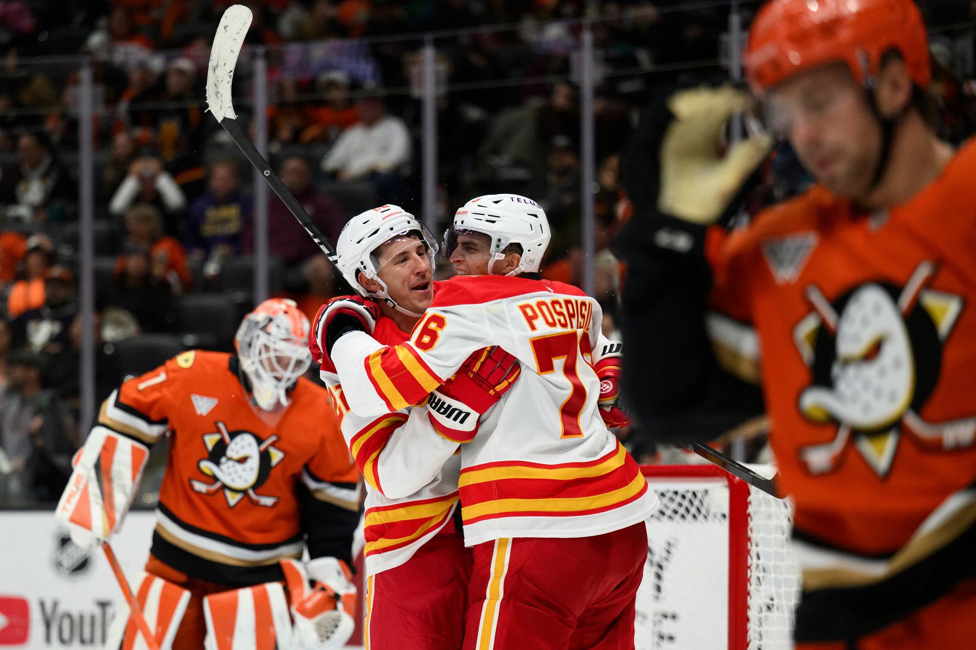 Hráči Calgary Flames Ryan Strome a Martin Pospíšil. Zdroj: SITA/AP