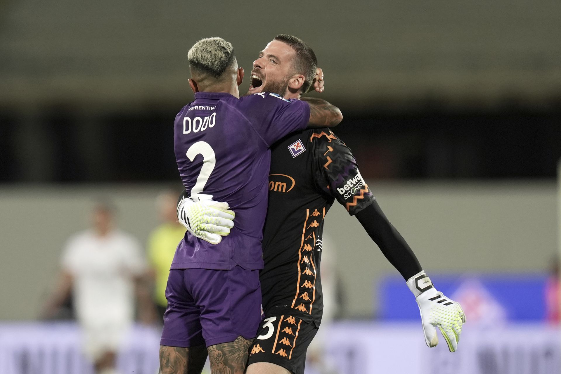 David de Gea oslavujúci so spoluhráčom. Zdroj: SITA/AP