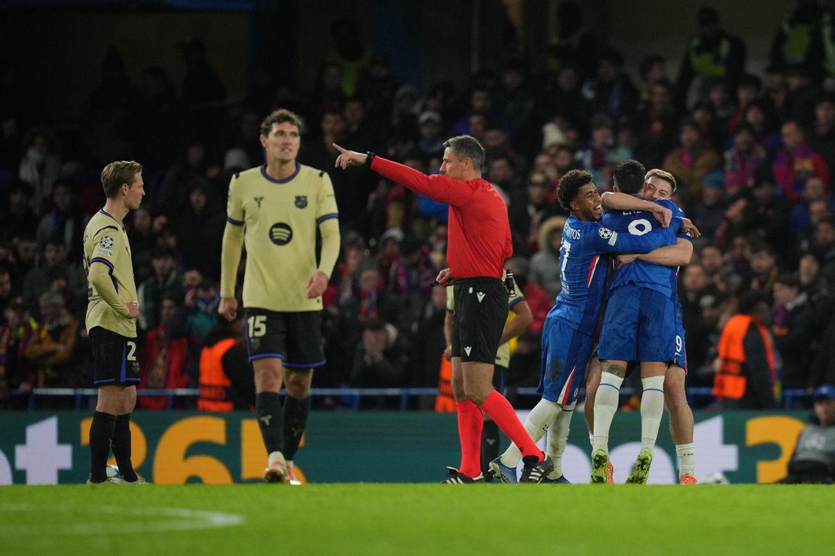 Vlastný gól, vylúčenie a totálny rozpad. Chelsea si na Stamford Bridge vychutnala Barcelonu