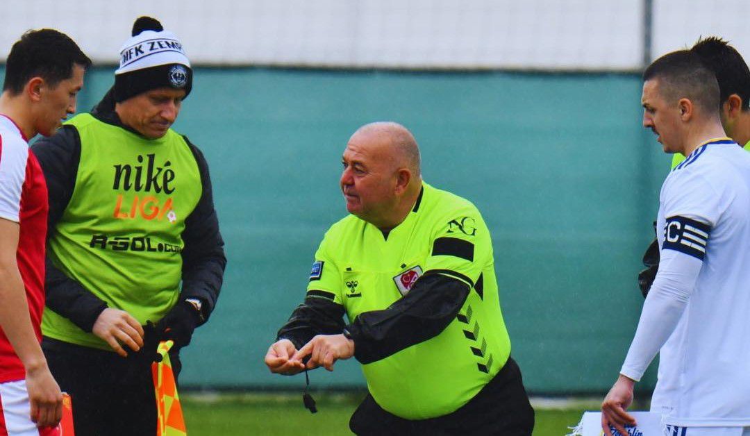 Igor Žofčák (druhý zľava) ako asistent rozhodcu. Zdroj: facebook MFK Zemplín Michalovce/R. Andrejov