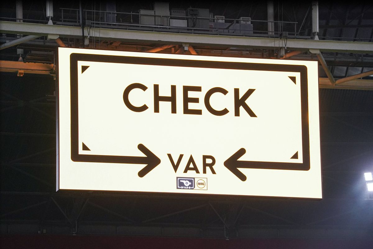 Šéf rozhodcov podporuje VAR od prvého kola poháru: Všetci sa musíme posadiť a vypracovať riešenie