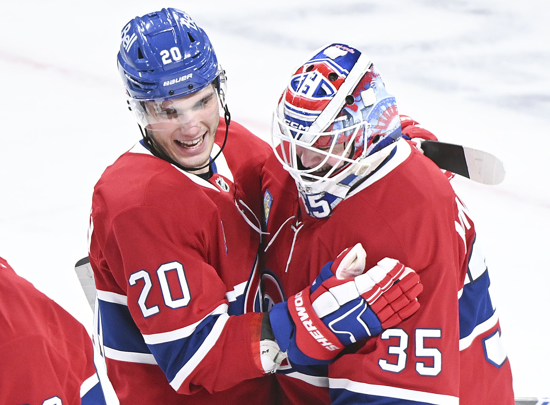 Juraj Slafkovský a brankár Montrealu Sam Montembeault. Zdroj: SITA/AP