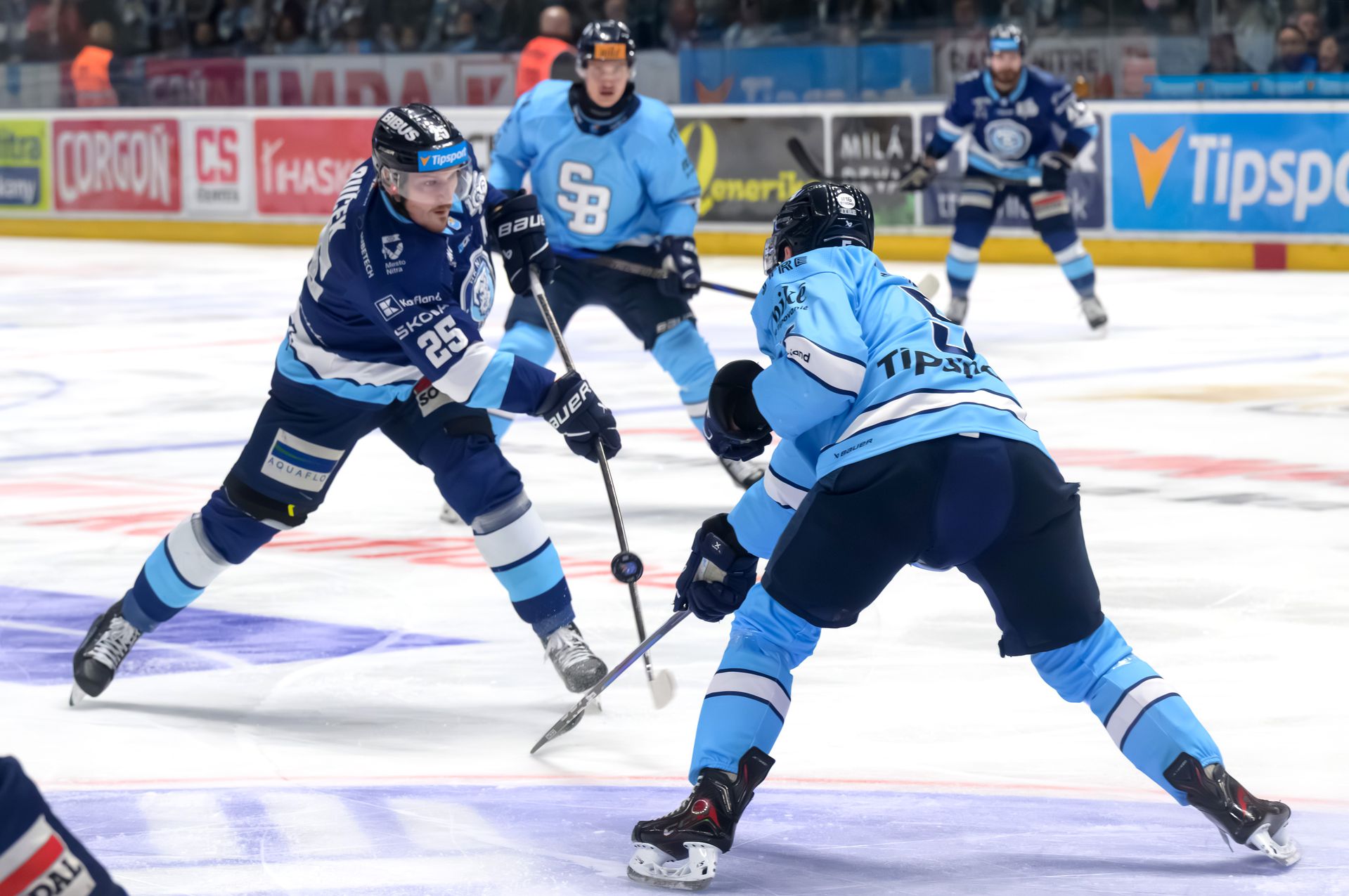 Samuel Buček (Nitra) a Patrik Bačík (Slovan). FOTO TASR