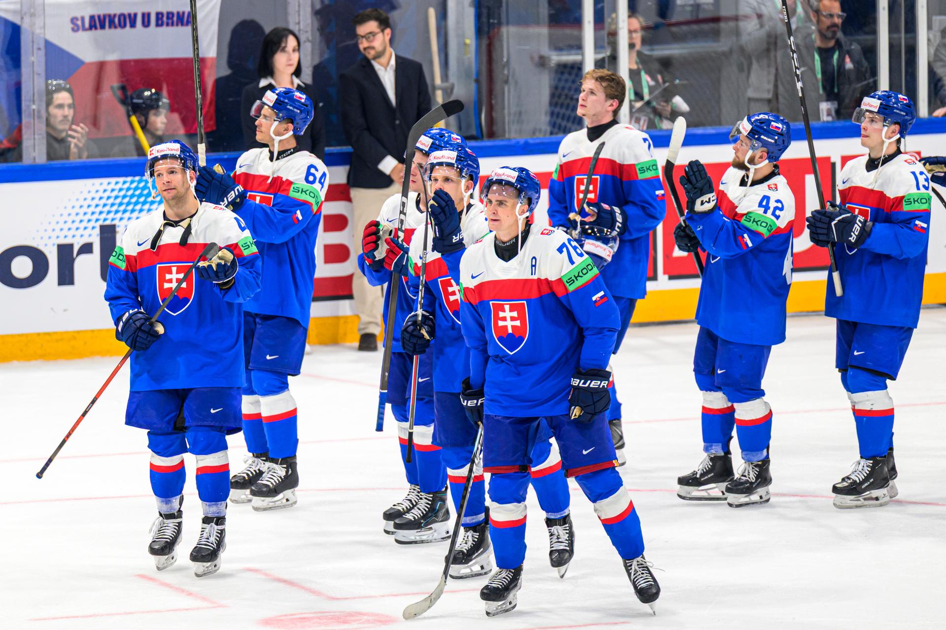 Martin Pospíšil a tím Slovenska po prehre so Švédskom na MS v hokeji 2026. Zdroj: TASR
