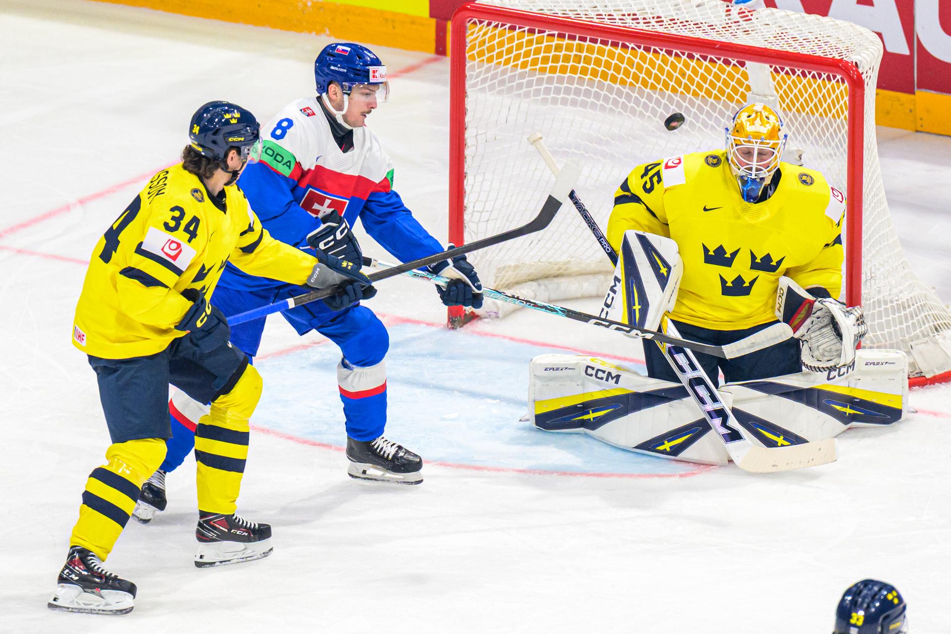 Švédsko - Slovensko (Magnus Hellberg, Albert Johansson a Oliver Okuliar) / MS v hokeji 2026. Zdroj: TASR