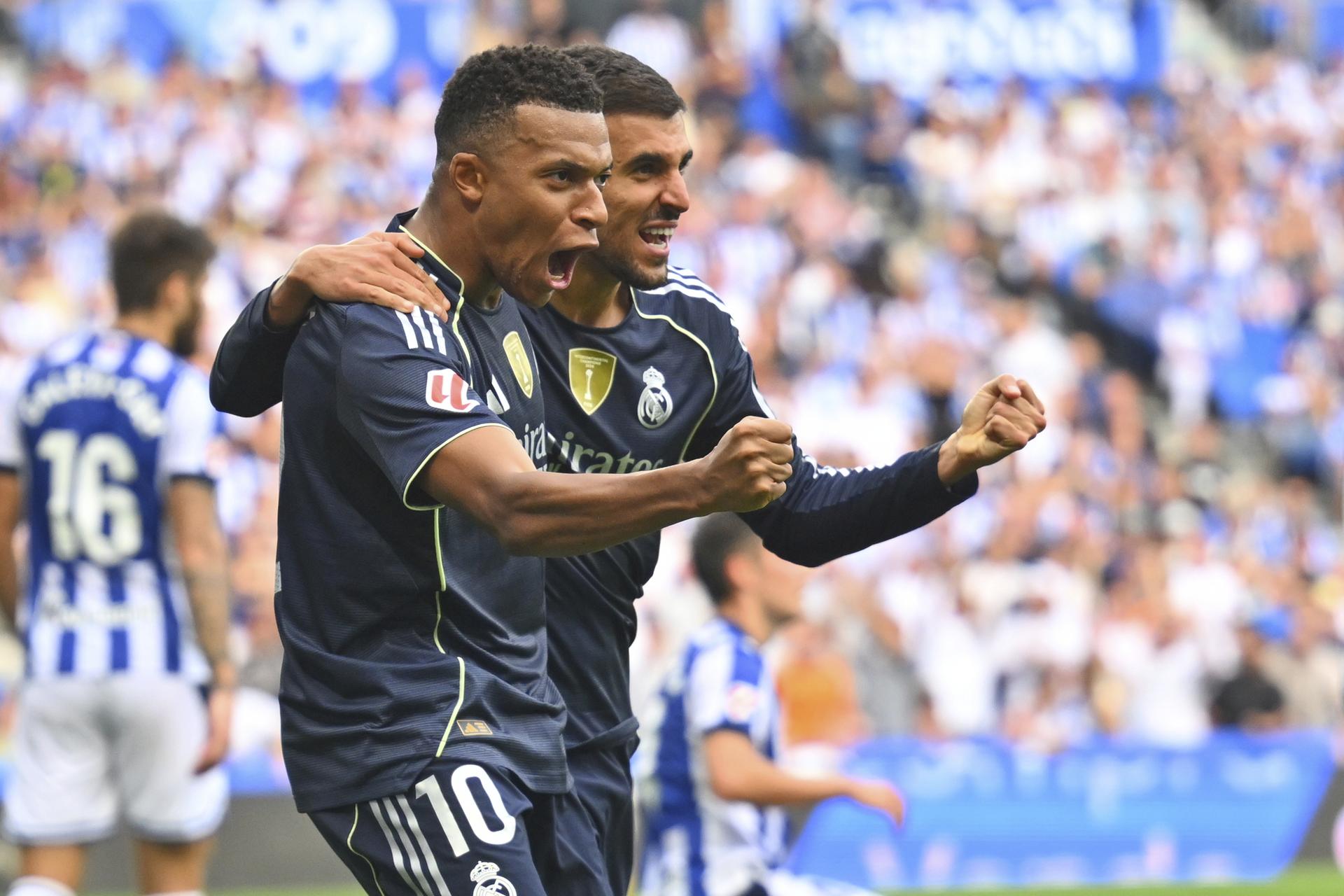 Kylian Mbappé a Daniel Ceballos v drese Realu Madrid. Zdroj: SITA/AP