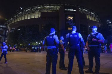 Počas bejzbalového zápasu v Chicagu došlo k streľbe. Zranené sú dve osoby