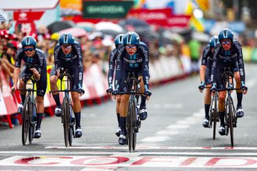 Vuelta: Nečakaný úvod. Holandský tím využil daždivé počasie, favoritov šokoval v časovke