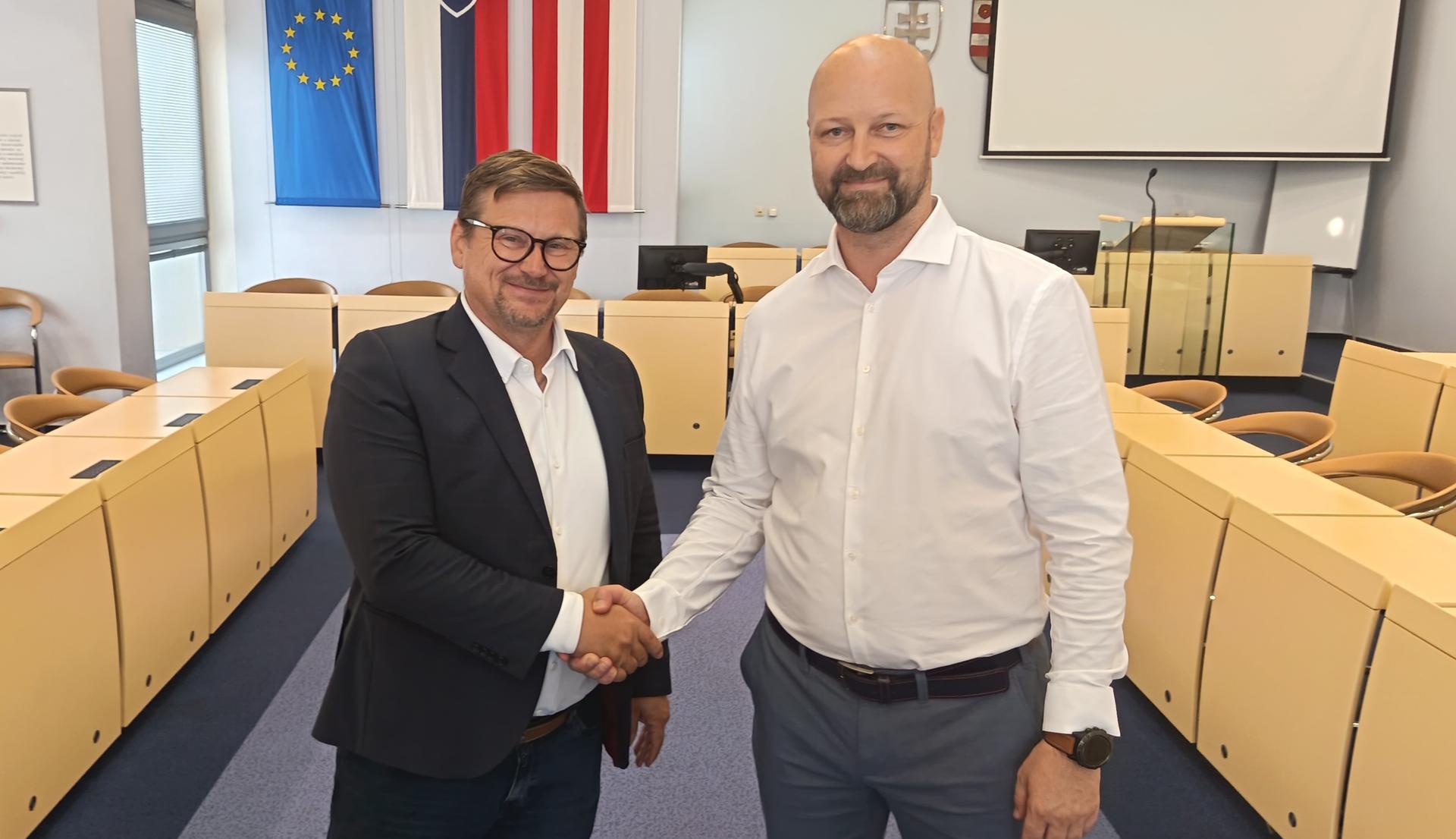 Martin Korbel (vpravo) preberá žezlo k Tatranu Prešov od primátora Františka Oľhu. Zdroj: ŠPORT.sk