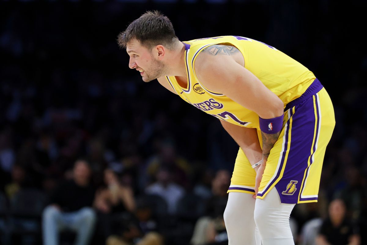 NBA: Lakers prišli o svoju najväčšiu hviezdu! Dončič si pre zranenie nejaký čas nezahrá