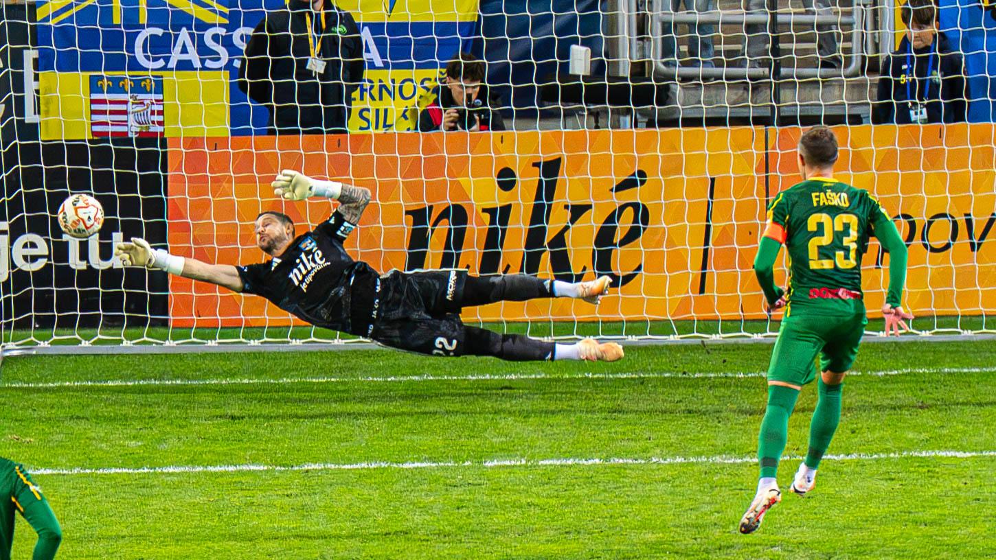 Michal Faško prekonáva z penaltyMatúša Kiru. Momentka zo zápasu FC Košice - MŠK Žilina. Zdroj: fckosice.sk/ T. Cicoň