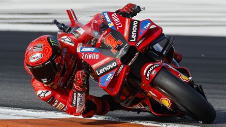 MotoGP: Bagnaia ovládol VC Španielska, v dramatickom závere zdolal domáceho Marqueza