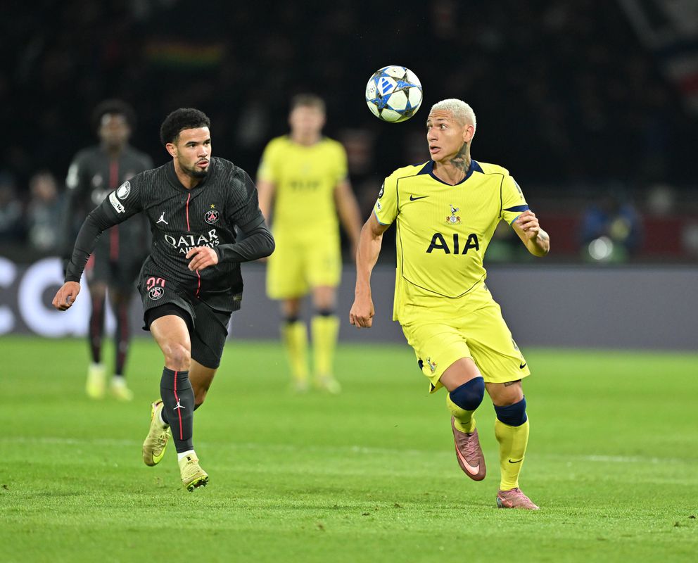 Divoká prestrelka v Paríži. Obhajcu trofeje k triumfu potiahol hetrikový hrdina