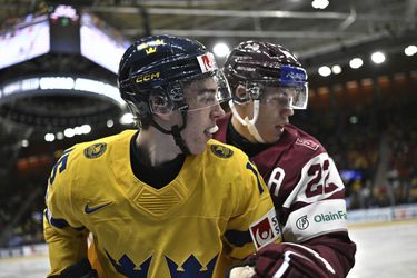 MS v hokeji U20: Domáci poltucet do lotyšskej siete, Švéd predviedol tvrdý zákrok