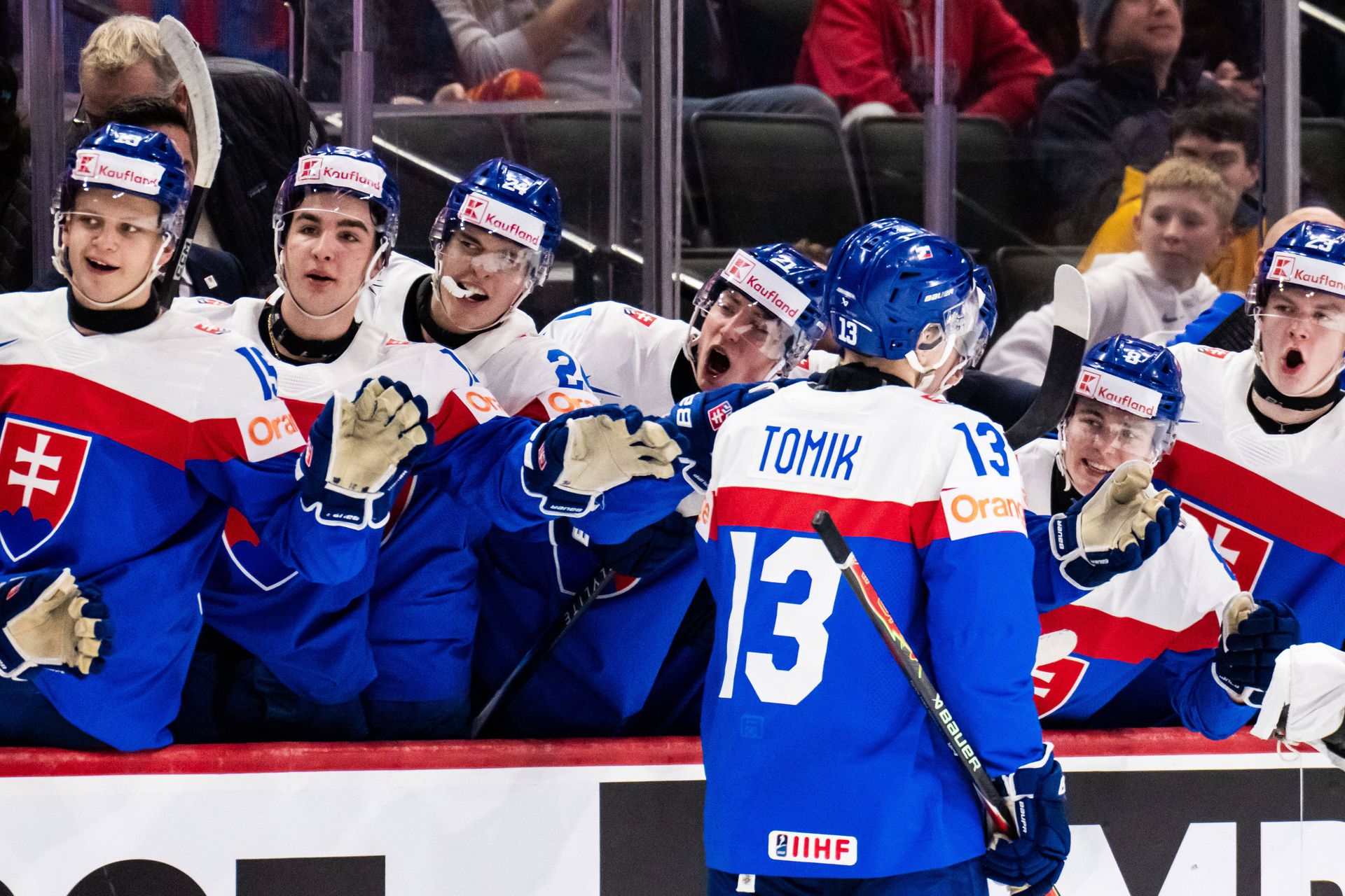 Hráči Slovenska sa tešia z gólu v zápase so Švédskom na MS v hokeji do 20 rokov.