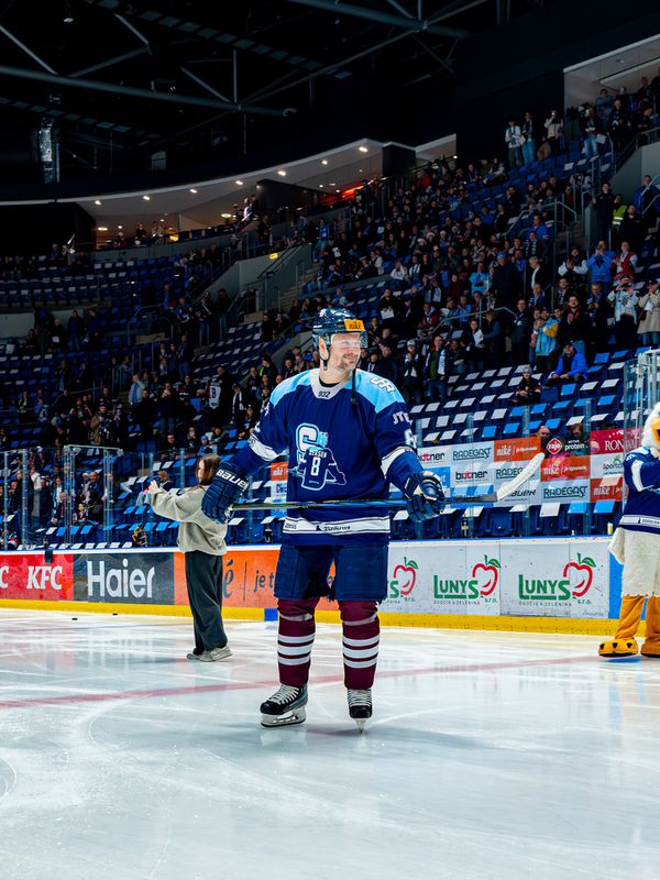 Emotívna rozlúčka legendy Slovana Bratislava Sersena. Pozdravili ho aj hviezdy ako Crosby či Radulov