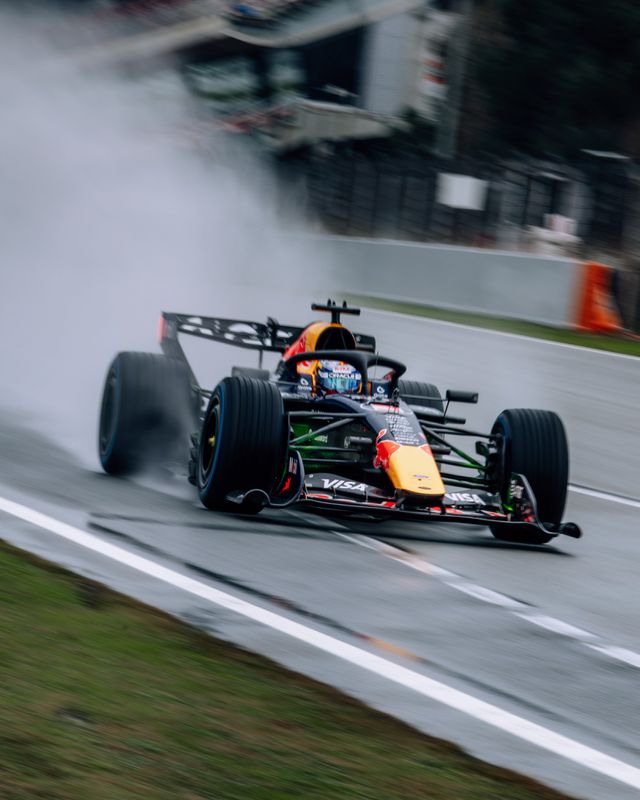 Druhý deň testov ovplyvnilo počasie a vážna nehoda. Na trati sa predstavil už aj Max Verstappen