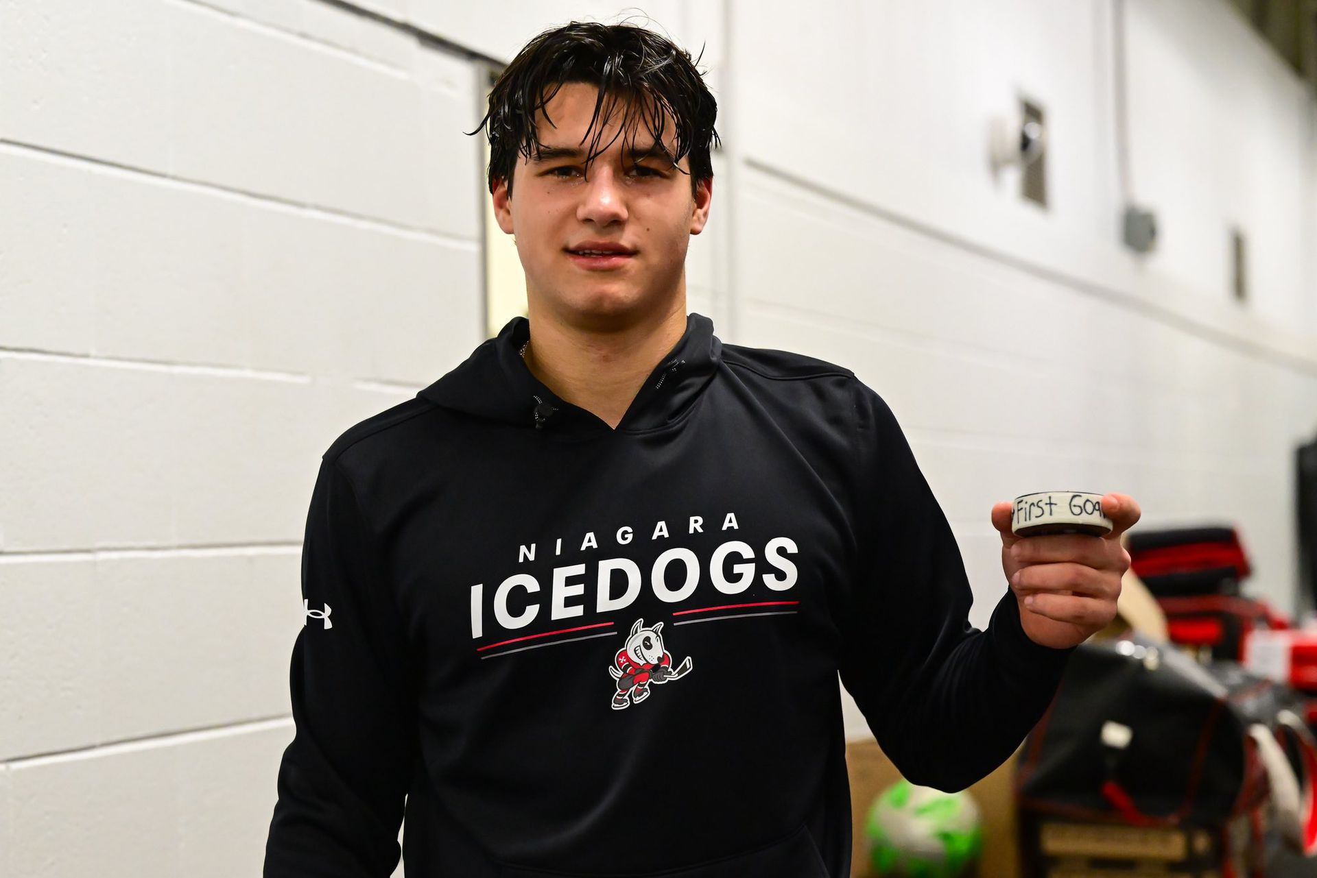 Jakub Chromiak po prvom góle za tím Niagara IceDogs. Zdroj: X/Niagara IceDogs