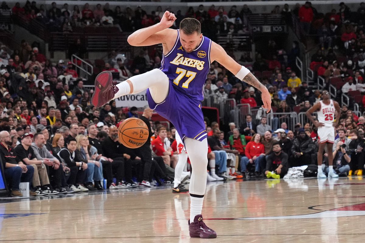 VIDEO NBA: Dončič a LeBron James žiarili pri víťazstve Lakers. Naďalej sa darí Clevelandu