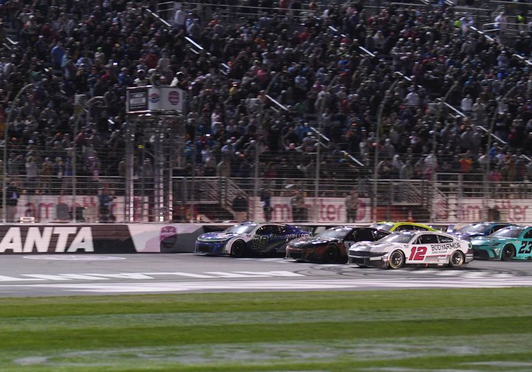 Strhujúci finiš v pretekoch NASCAR. Rozhodnúť musela až cieľová fotografia