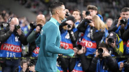 Slovinský fanúšik prerušil zápas a bežal za Cristianom Ronaldom. Ten reakciou pri selfie prekvapil