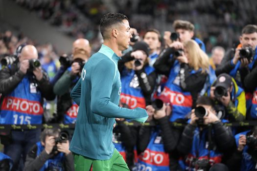 Slovinský fanúšik prerušil zápas a bežal za Cristianom Ronaldom. Ten reakciou pri selfie prekvapil