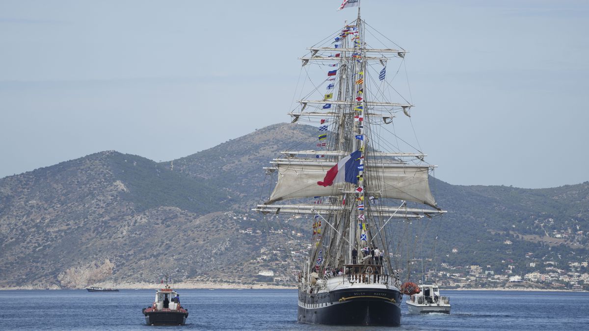 La flamme olympique a navigué vers la France à bord d’un voilier du XIXe siècle