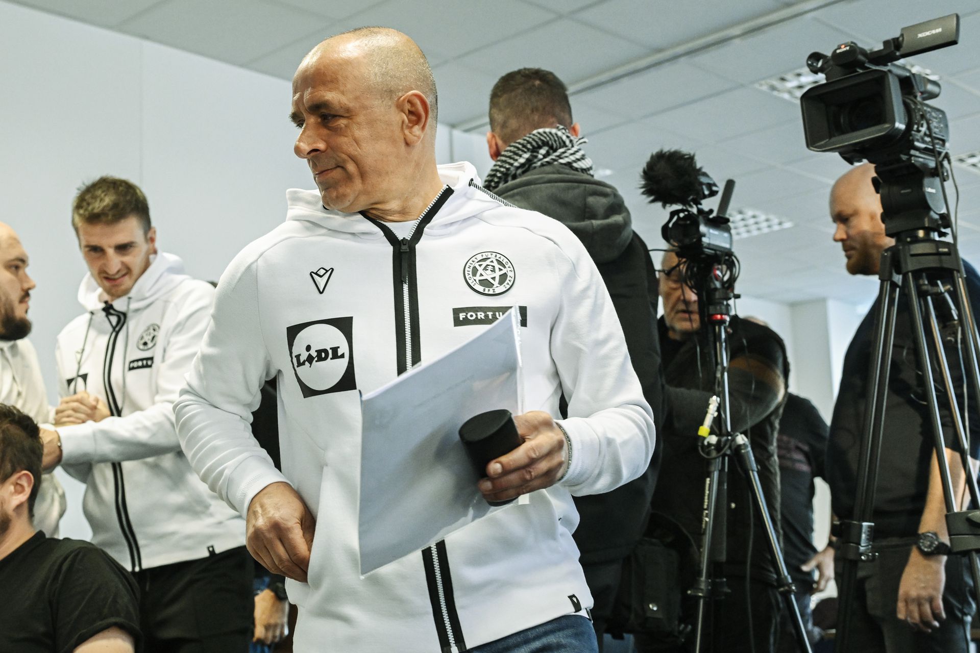 Tréner slovenskej futbalovej reprezentácie Francesco Calzona počas tlačovej konferencie. Zdroj: SITA