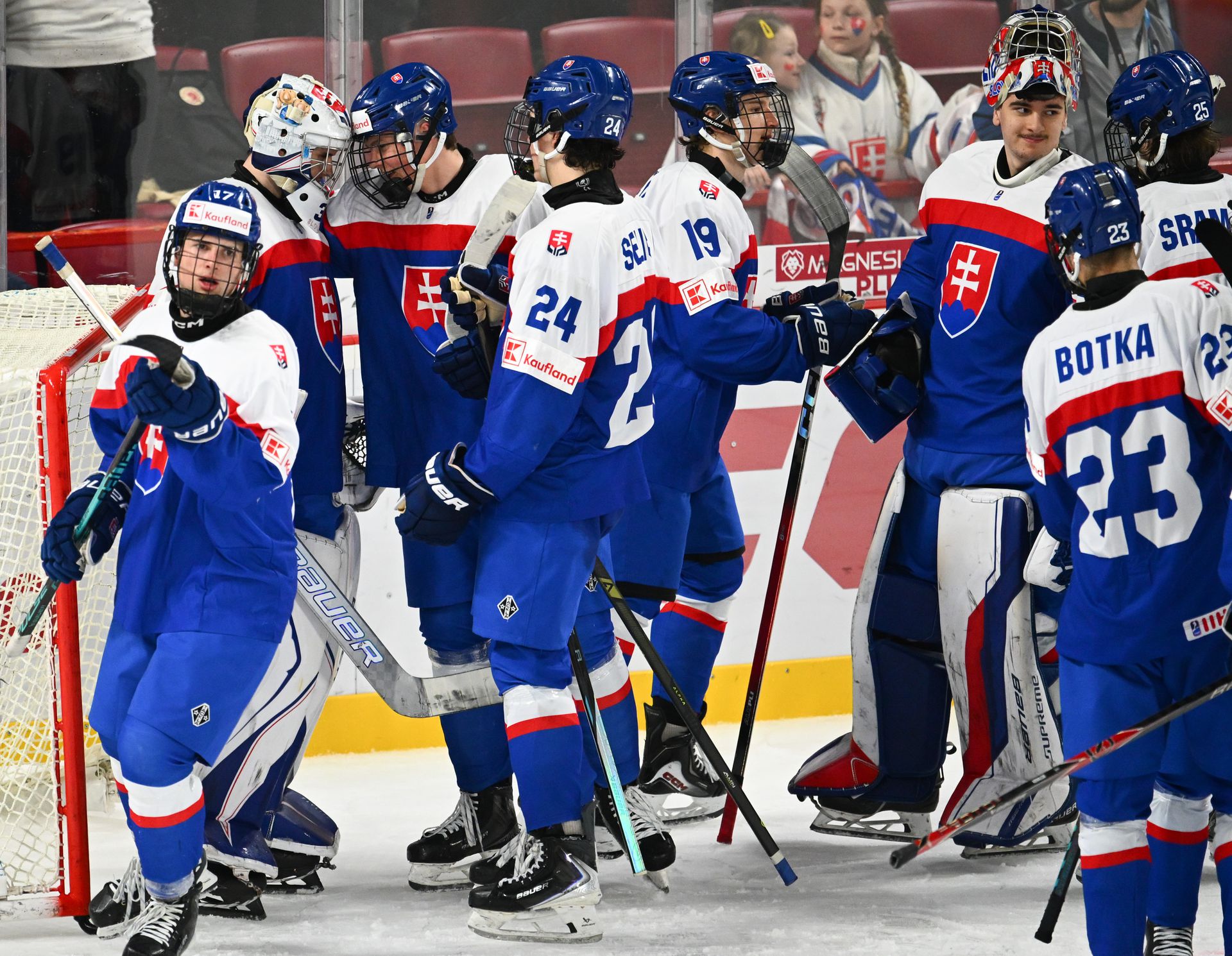 Radosť hráčov Slovenska po zápase s Nórskom na MS v hokeji do 18 rokov 2026. Zdroj: TASR