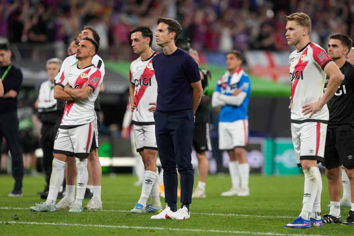 Rayo Vallecano má nového trénera. Po úspešnej sezóne ho nečaká nič jednoduché