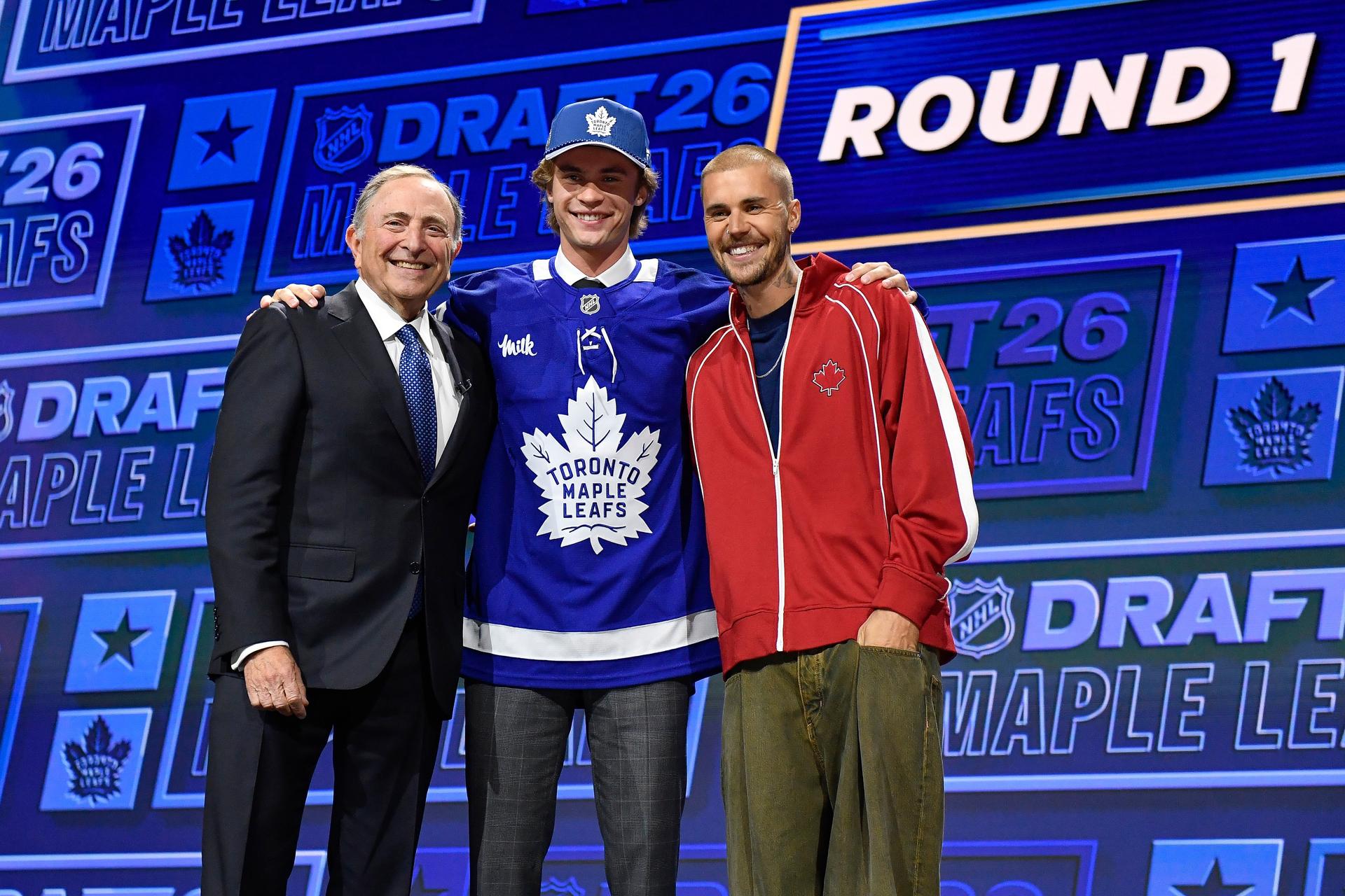 Justin Bieber prišiel na draft NHL 2026 oznámiť prvý výbert Toronta Maple Leafs. Zdroj: SIT/AP