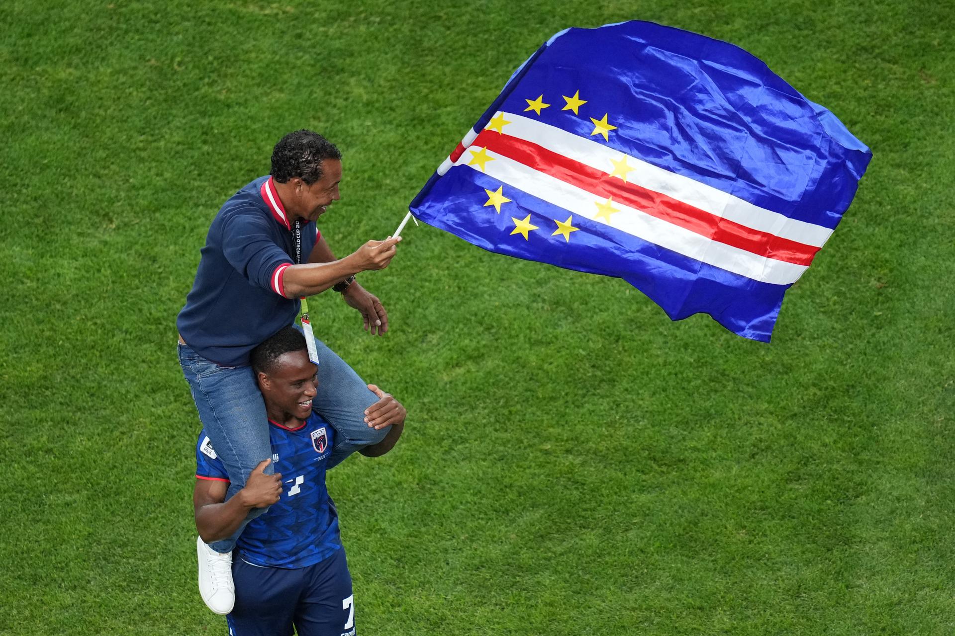 Tréner Kapverd Bubista a jeho radosť po postupe do vyraďovacích súbojov / MS vo futbale 2026. Zdroj: SITA/AP