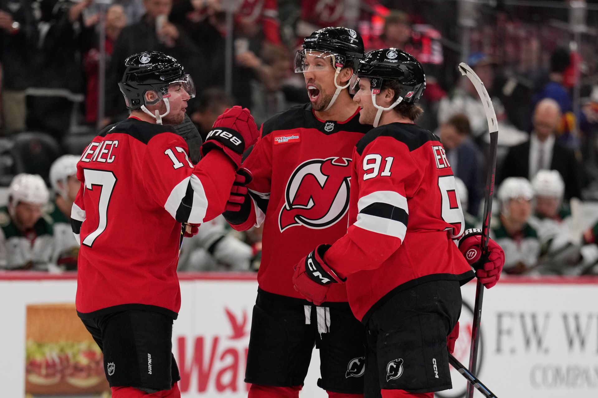 Šimon Nemec sa teší so spoluhráčmi z New Jersey Devils Brendenom Dillonom a Dawsonom Mercerom z gólu. Zdroj: SITA/AP