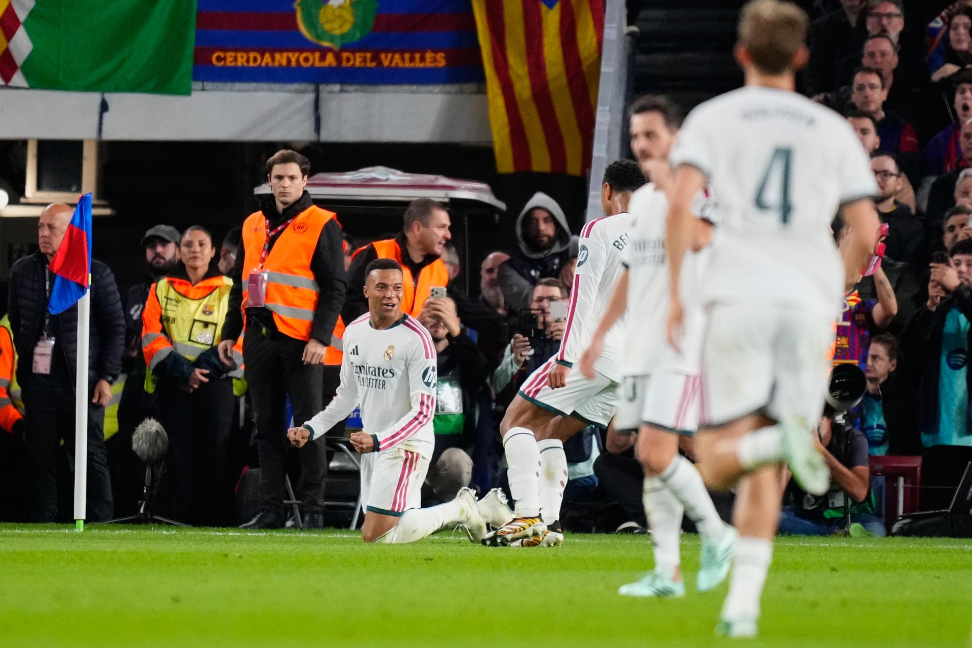 Kylian Mbappé oslavuje gól na Camp Nou. Zdroj: SITA/AP