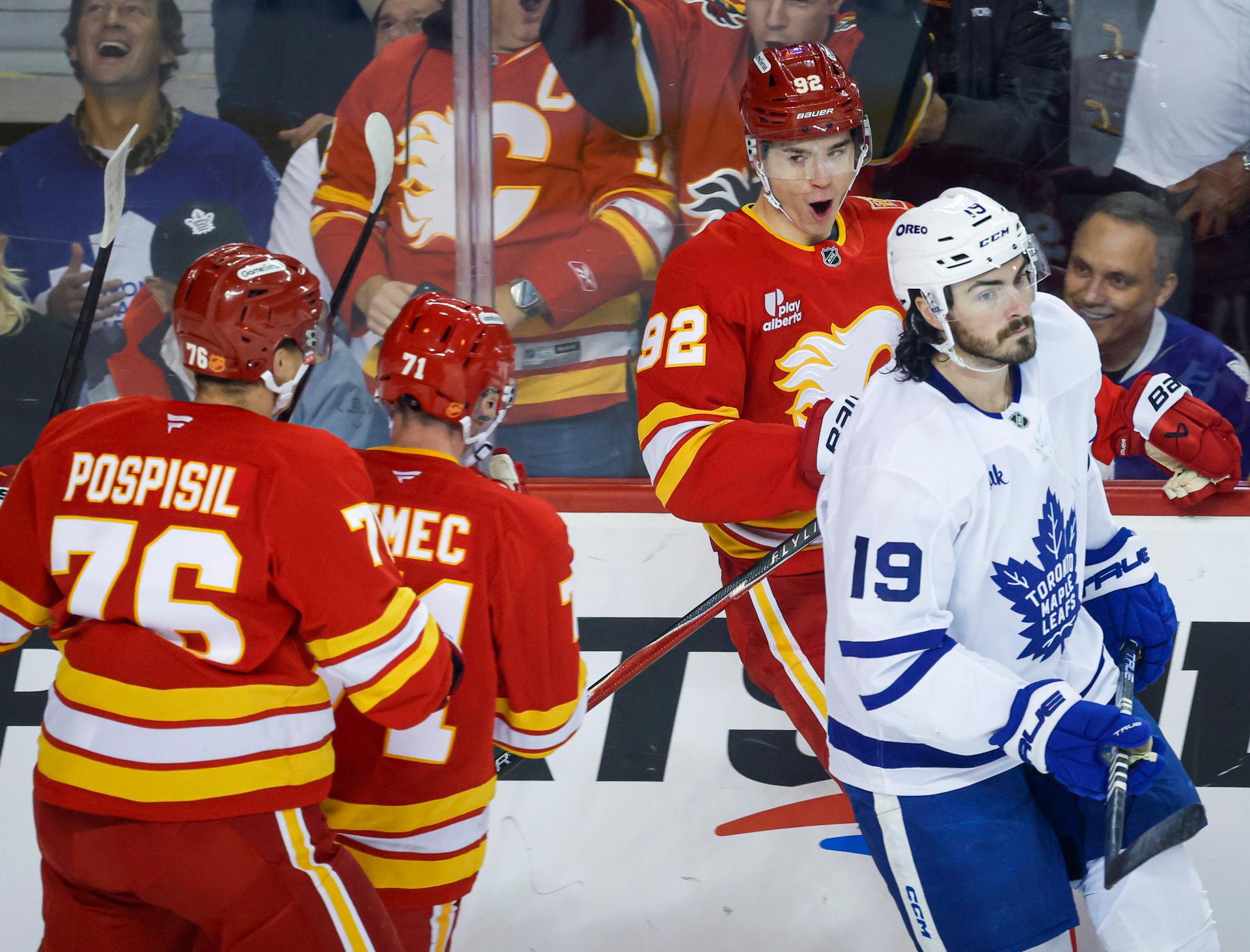 Martin Pospíšil a Šimon Nemec v zápase Calgary Flames - Toronto Maple Leafs, zdroj: SITA/AP