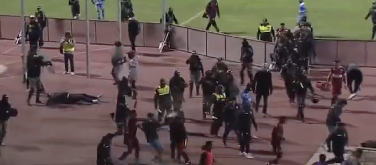 VIDEO Hromadná bitka, slzotvorný plyn či 17 červených kariet. Pohárový duel sa zmenil na peklo