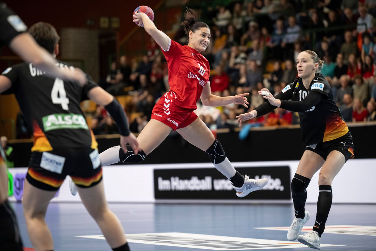 MS: Rumunské hádzanárky si na úvod poradili s Chorvátskom. Švajčiarky sa postarali o debakel