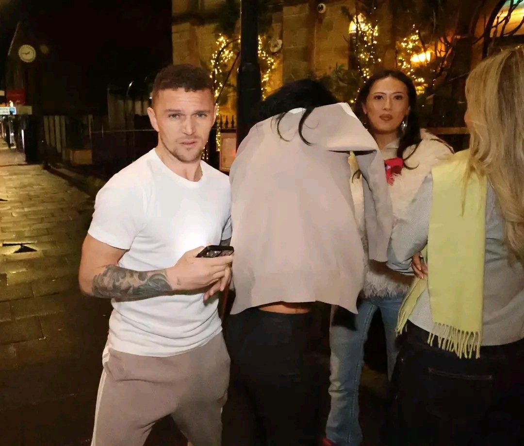 Kieran Trippier a Kelani Websterová. Zdroj: x.com/santiago_nsc