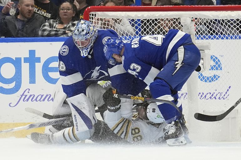 Boston už mohol byť v play-off, proti bola rozbehnutá Tampa. Ottawa dala 4 bleskové góly