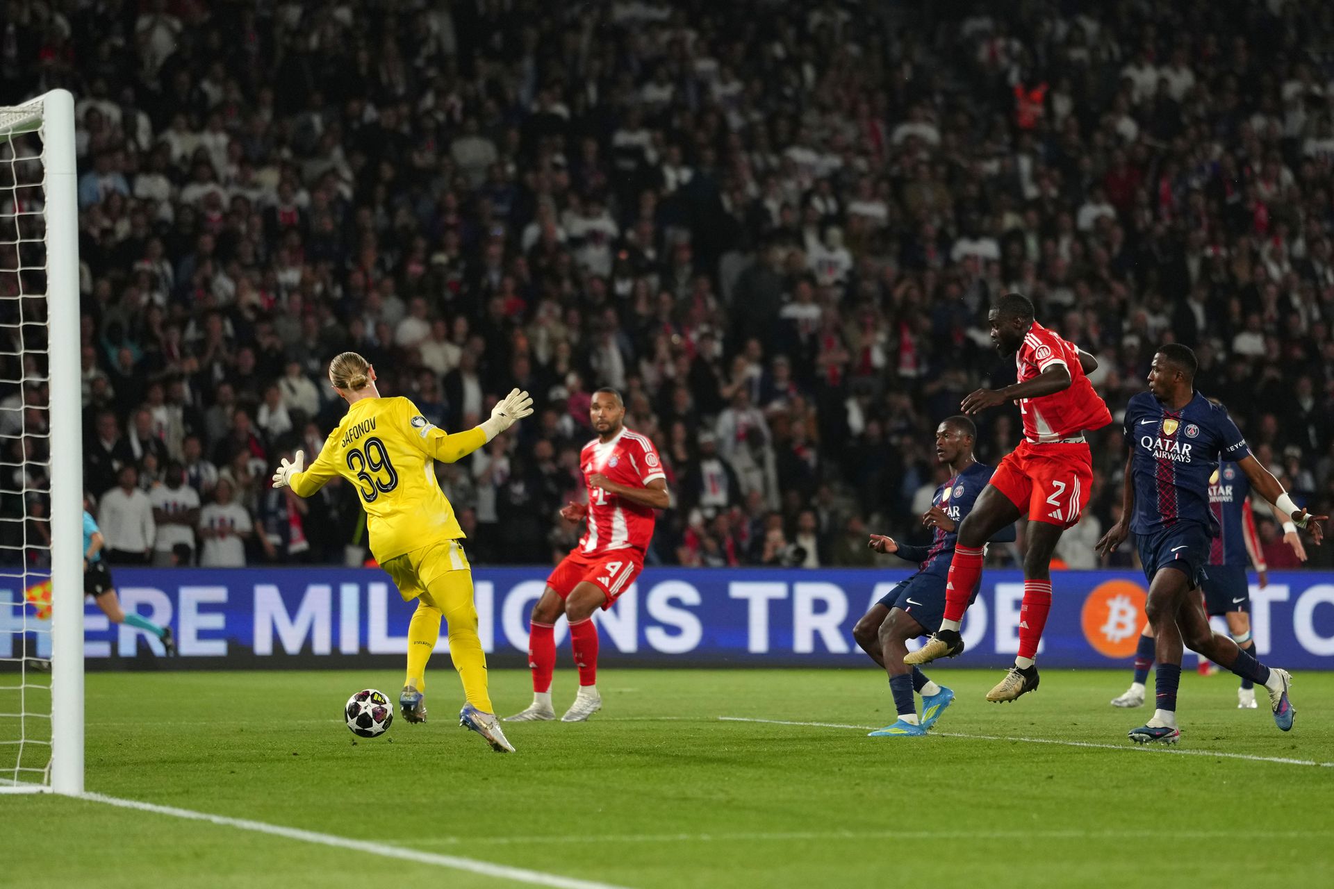 Paríž St. Germain - Bayern Mníchov. Zdroj: SITA/AP