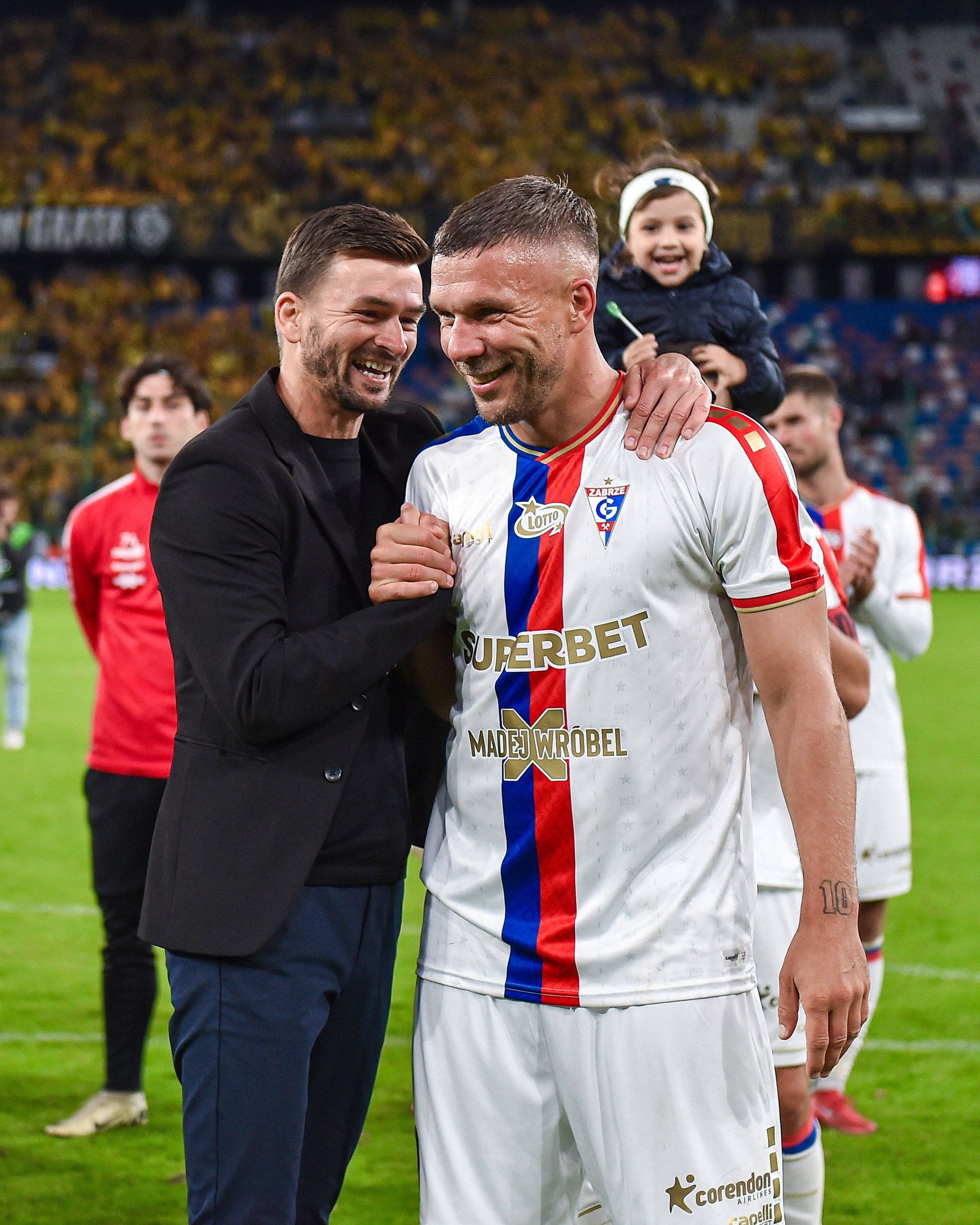 Tréner Górnika Zabrze Michal Gašparík a Lukas Podolski, ktorý sa stane kľúčovou postavou v ďalšom smerovaní klubu. Zdroj: Imago