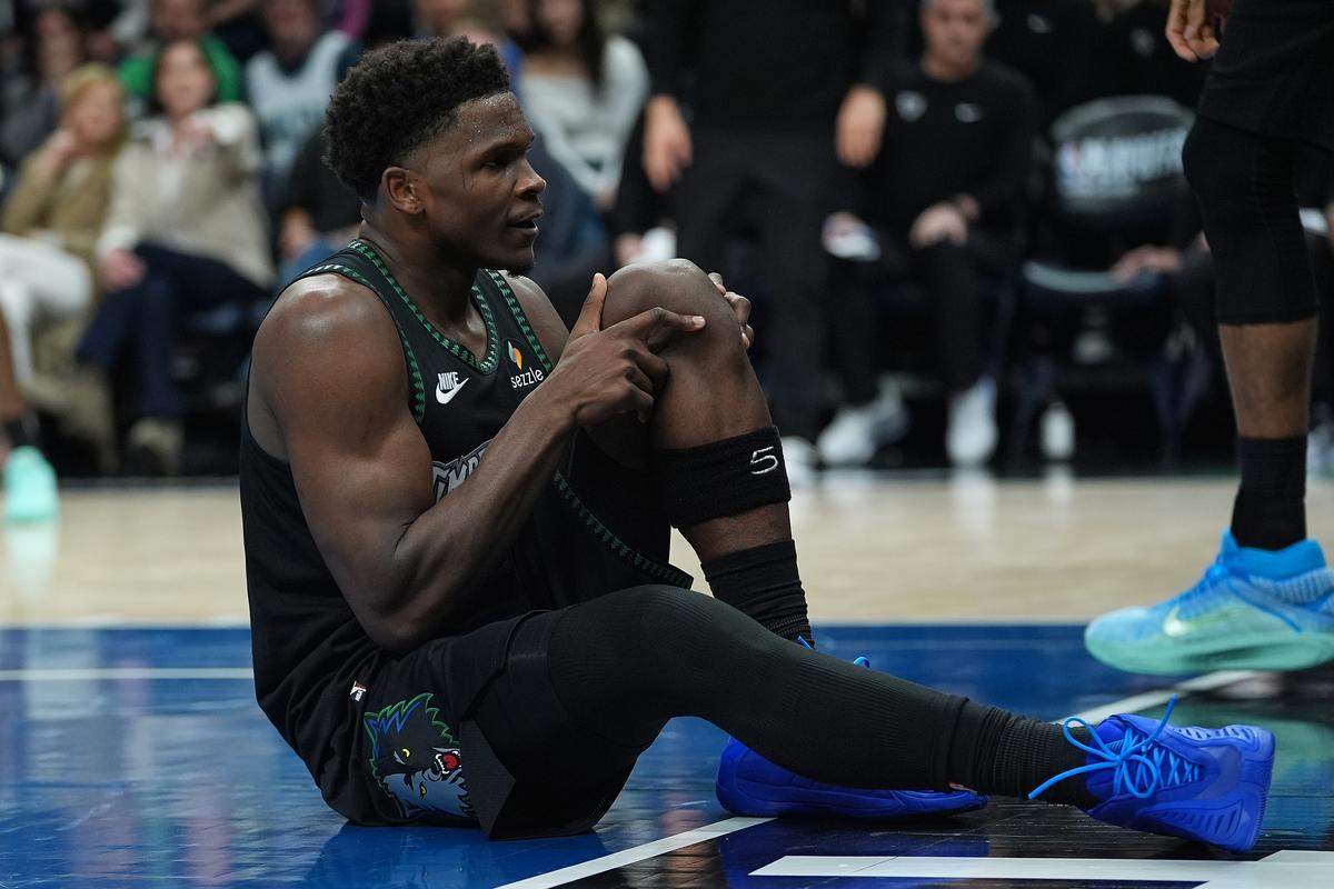 NBA: Hviezdu Minnesoty trápi koleno. Do konca série si už nezahrá