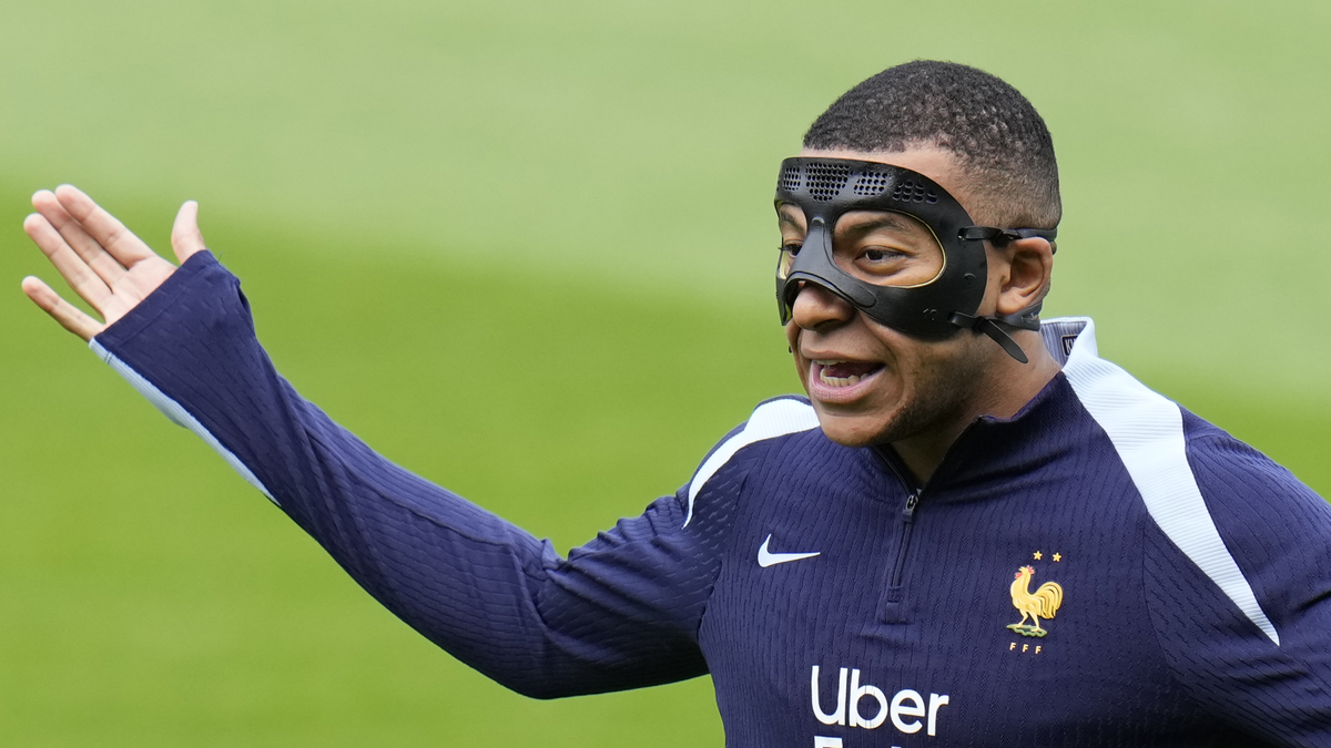 Kylian Mbappé résout le problème. Pourquoi a-t-il dû changer de masque pour la troisième fois ?