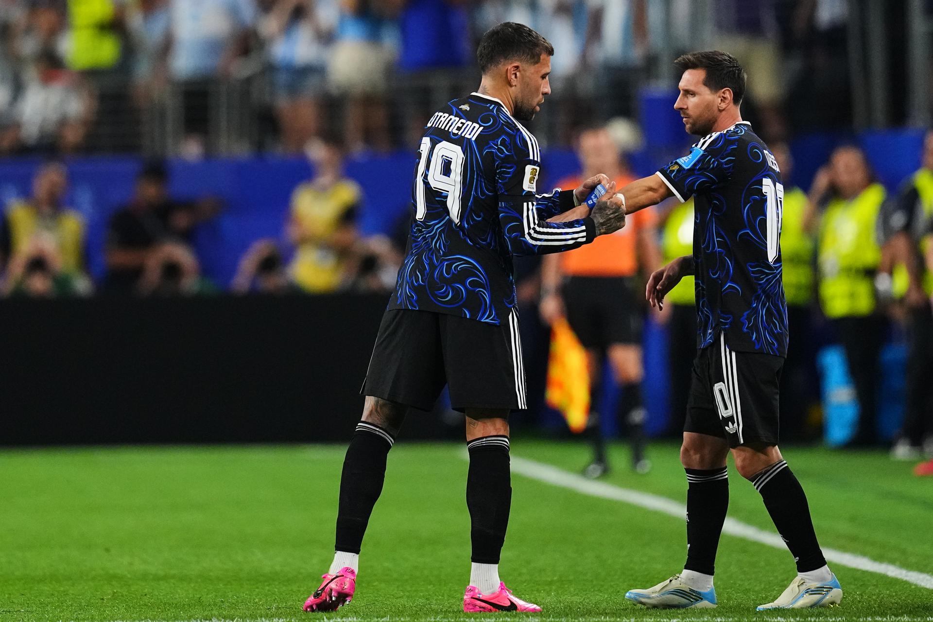 Nicolás Otamendi predáva kapitánsku pásku Lionelovi Messimu. Zdroj: SITA/AP