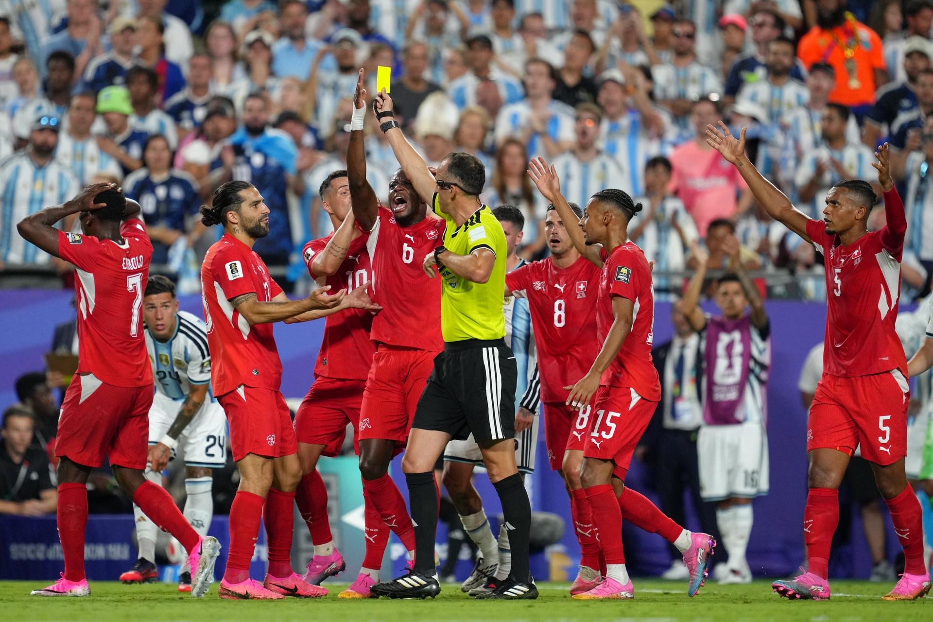 Rozhodca Joao Pinheiro vylučuje Breela Embola v zápase Argentína - Švajčiarsko na MS vo futbale 2026. Zdroj: SITA/AP